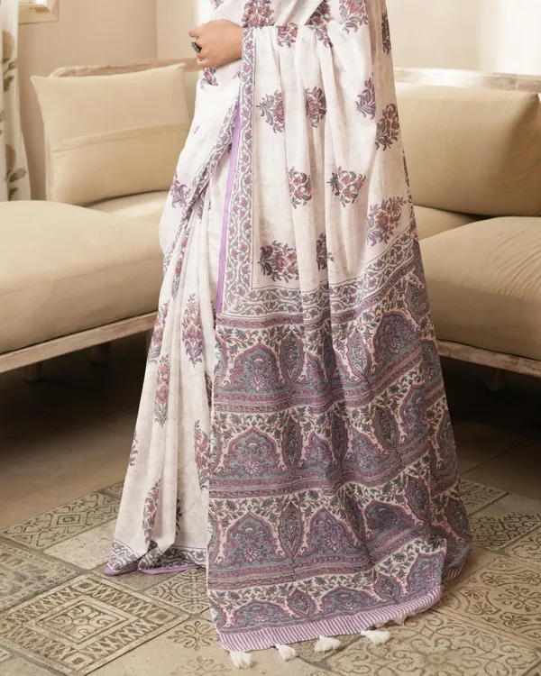 White_Cotton_Butta_Hblock_Print_Mul_Saree_With_Tassels_For_Women